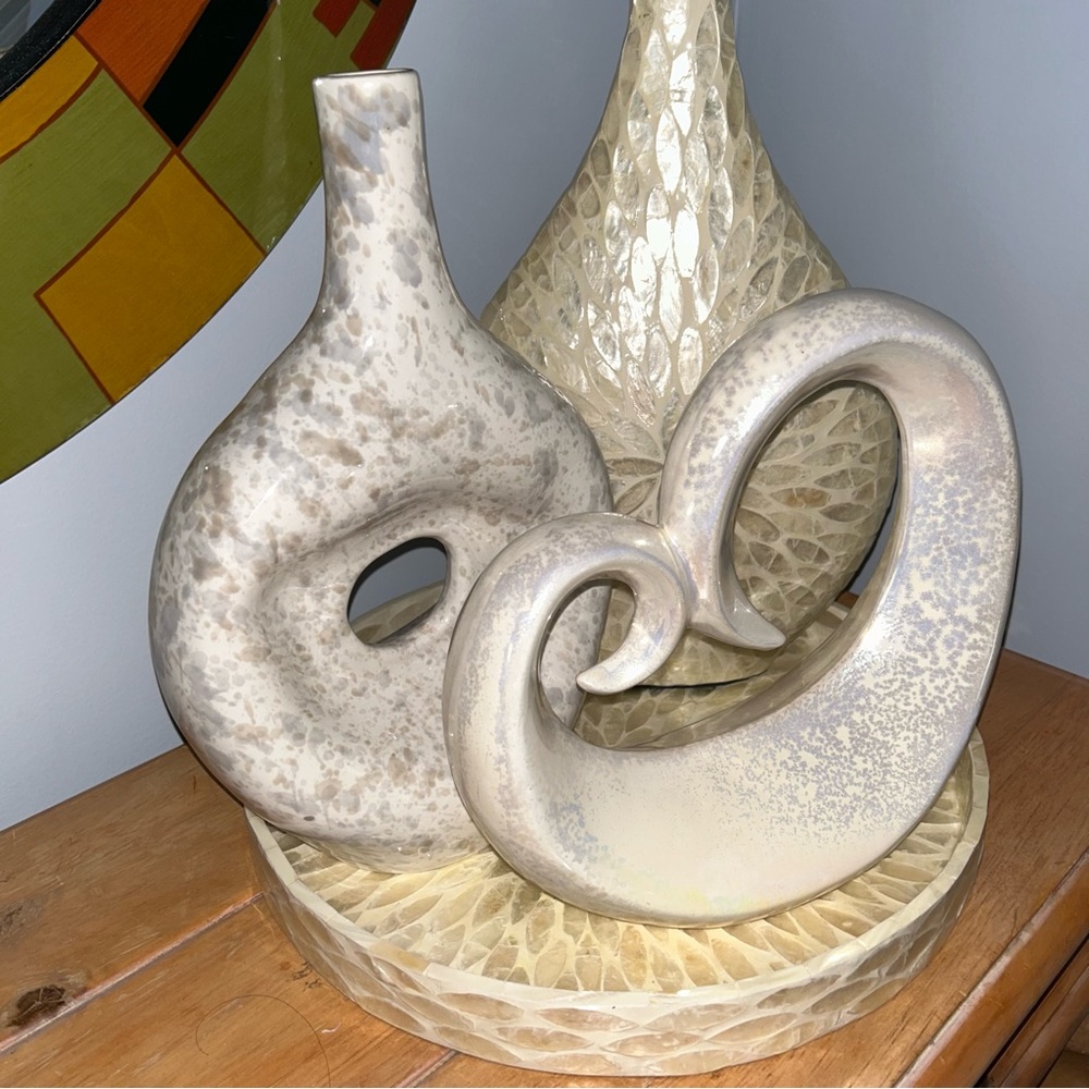 Fancy Vases Natural Color Nacar Set 4Pc
Excellent Condition - Picture 2 of 8
